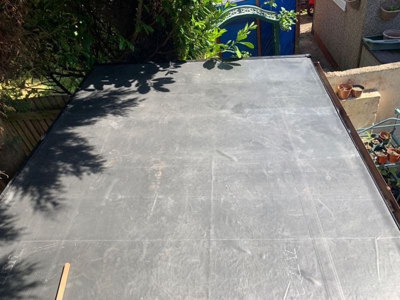 The flat roof finished in rubber (EPDM)
